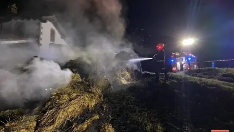 Bomberos sofocan rollos de hierba pr&oacute;ximos a una casa en Oyambre