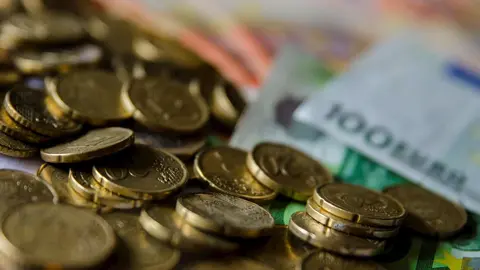Monedas y billetes de euro.