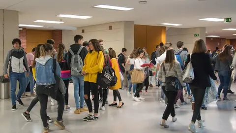 J&oacute;venes en la Universidad de Cantabria para realizar la prueba de la EBAU. Archivo