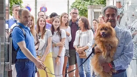 El presudente de Cantaria, Miguel &Aacute;ngel Revilla, recibe a turistas en Santander, en 2019. Archivo