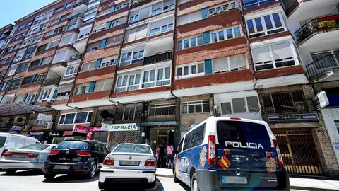 Edificio en cuarentena en Santander afectado por el brote de Covid.