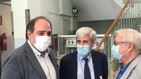 El pat&oacute;logo Juan Jos&eacute; Badiola, con el concejal de Interior del Ayuntamiento de Zaragoza, Alfonso Mendoza