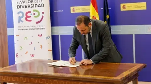 El ministro de Transportes, Jos&eacute; Luis &Aacute;balo, firma un protocolo con la Red Empresarial por la Diversidad e Inclusi&oacute;n LGBTI