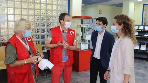 Visita de Ainoa Qui&ntilde;ones y Pedro Casares a Cruz Roja