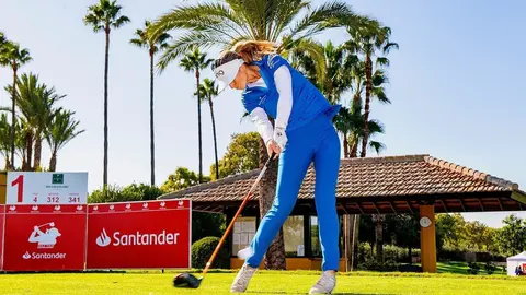 La espa&ntilde;ola Noem&iacute; Jim&eacute;nez ejecuta un golpe durante una prueba del Santander Golf Tour