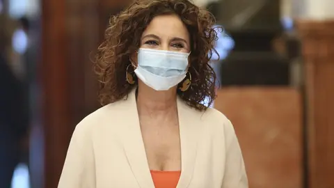La portavoz del Gobierno y ministra de Hacienda, Mar&iacute;a Jes&uacute;s Montero, protegida con mascarilla a su llegada al Congreso