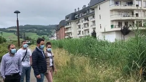 Los portavoces del Partido Popular en los ayuntamientos de Laredo y Colindres, Alejandro Liz y Cristina Iturg&aacute;iz