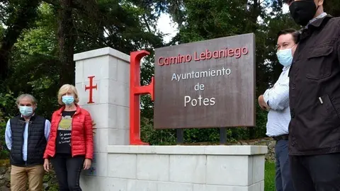 Lomb&oacute; junto al alcalde, Javier G&oacute;mez, Manuel Bah&iacute;llo y Bernardo Colsa en el monolito de Potes
