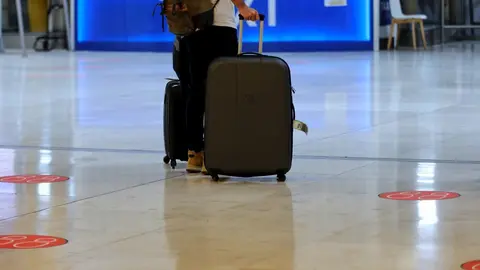 Un pasajero en el aeropuerto Adolfo Su&aacute;rez Madrid-Barjas.