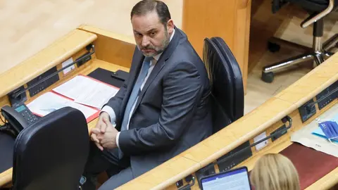 El Ministro de Transportes, Movilidad y Agenda Urbana, Jos&eacute; Luis &Aacute;balos, durante una sesi&oacute;n plenaria en el Senado 