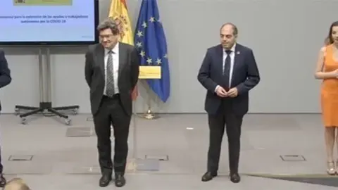 El ministro de Inclusi&oacute;n, Seguridad Social y Migraciones, Jos&eacute; Luis Escriv&aacute;, con los representantes de las organizaicones de aut&oacute;nomos