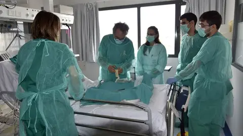 El enfermero consultor de heridas cr&oacute;nicas y agudas del hospital, Lorenzo P&eacute;rez, atiende a un paciente