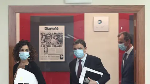 La ministra portavoz y de Hacienda, Mar&iacute;a Jes&uacute;s Montero, el ministro de Agricultura, Pesca y Alimentaci&oacute;n, Luis Planas, y el ministro de Ciencia e Innovaci&oacute;n, Pedro Duque, a su llegada a la rueda de prensa posterior al Consejo de Ministros
