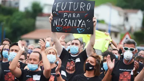 Trabajadores de Nissan Barcelona en la f&aacute;brica de Los Corrales de Buelna