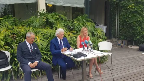 El presidente de los hosteleros, &Aacute;ntgel Cuevas, con la directora general de la AEHC, B&aacute;rbara Guti&eacute;rrez, y el abogado de la entidad, Jes&uacute;s V&eacute;lez