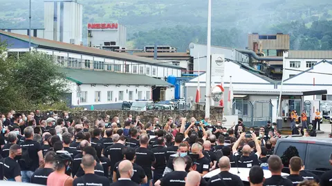 Trabajadores de Nissan Barcelona ante la f&aacute;brica de la compa&ntilde;&iacute;a en Los Corrales de Buelna, Cantabria (Espa&ntilde;a)