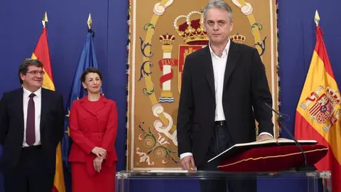 El director de la Inspecci&oacute;n de Trabajo y Seguridad Social, H&eacute;ctor Illueca, en primer t&eacute;rmino. Al fondo, el ministro de Seguridad Social, Jos&eacute; Luis Escriv&aacute;, y la ministra de Trabajo, Yolanda D&iacute;az