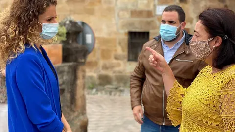 La delegada del Gobierno y la alcaldesa de Limpias en la visita