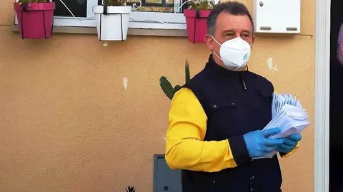 Cartero de Correos en Santander, con cartas, mascarilla y guantes