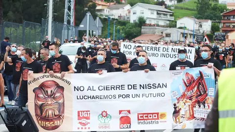 Trabajadores de Nissan Barcelona con pancartas nte la f&aacute;brica de la compa&ntilde;&iacute;a en Los Corrales de Buelna, Cantabria (Espa&ntilde;a)