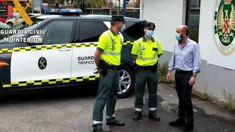 Nota De Prensa La Guardia Civil Recibe La Visita De Un Hombre Al Que Salv&oacute; La Vida