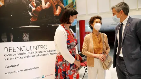 La presidenta de la Fundaci&oacute;n Alb&eacute;niz, Paloma O'Shea (Centro); el vicepresidente de Cantabria, Pablo Zuloaga, y la alcaldesa de Santander, Gema Igual, en la presentaci&oacute;n de 'Reencuentro'