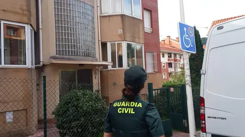 La Guardia Civil en el regstro de la vivienda de la acusada en Castro Urdiales. Archivo