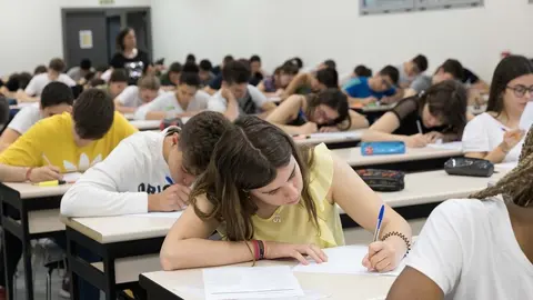 Estudiantes en la EvAU en la UPNA