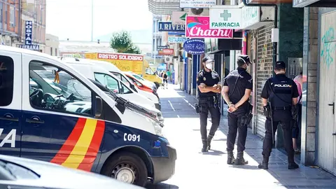 Agentes de la Polic&iacute;a Nacional vigulan el edificio en cuarentena en Santander. Archivo  