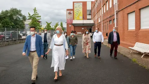 La consejera de Educaci&oacute;n, Marina Lomb&oacute;, en su visita al IES Valent&iacute;n Turienzo