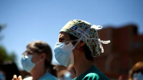 Miembros de la Junta de Personal del Hospital Universitario Severo Ochoa, formada por varios sindicatos, durante la concentraci&oacute;n de apoyo al pueblo de Legan&eacute;s a las puertas del centro hospitalario, en Legan&eacute;s (Madrid), a 2 de julio de 2020.