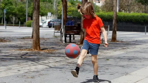 Una ni&ntilde;a jugando. Archivo