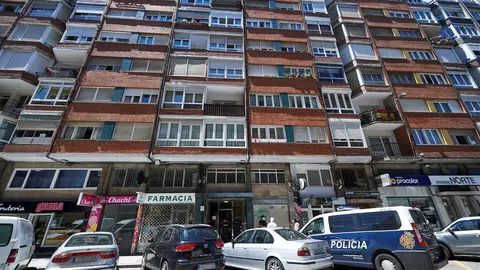 Agentes de la Polic&iacute;a Nacional vigilan el edificio de Santander puesto en cuarentena
