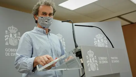El director del Centro de Coordinaci&oacute;n de Alertas y Emergencias Sanitarias (CCAES), Fernando Sim&oacute;n, con mascarilla antes de ofrecer la segunda rueda de prensa de la segunda semana tras el estado de alarma para informar de la evoluci&oacute;n del COVID-19