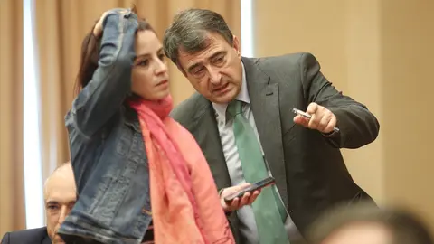 Los portavoces del PSOE y PNV en el Congreso de los Diputados, Adriana Lastra y Aitor Esteban
