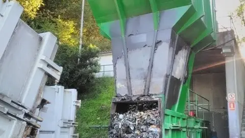 EuropaPress_3221095_tolva_basura_incendidada