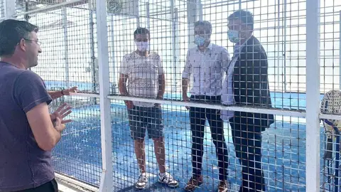 Pablo Zuloaga visita las pistas de p&aacute;del de Pontejos