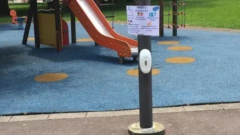 El Ayuntamiento de Astillero instala dosificadores de gel hidroalcoh&oacute;lico en los parques