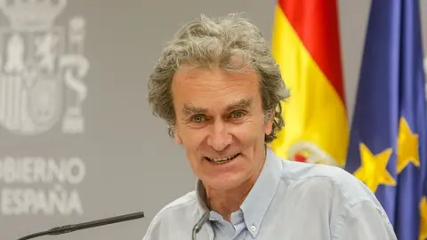 El director del Centro de Coordinaci&oacute;n de Alertas y Emergencias Sanitarias (CCAES), Fernando Sim&oacute;n, sonr&iacute;e y mira a c&aacute;mara durante una rueda de prensa dos semanas despu&eacute;s del fin del estado de alarma para informar de la evoluci&oacute;n de la COVID-19, en Madrid