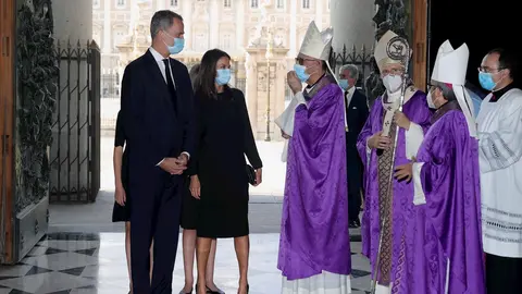El rey Felipe (i), la reina Letizia (2i), y el cardenal Carlos Osoro (3d), a su llegada este lunes a la Santa Misa celebrada en recuerdo de todas las v&iacute;ctimas del COVID-19 en la Catedral de la Almudena, Madrid (Espa&ntilde;a), a 6 de julio de 2020.