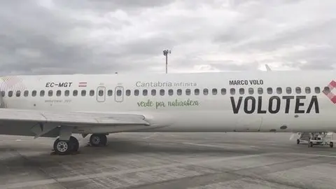 Avi&oacute;n de Volotea con el lema 'Cantabria Infinita, verde por naturaleza'