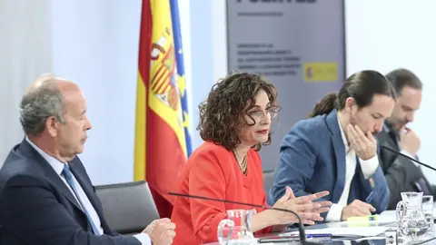 (I-D) El ministro de Justicia, Juan Carlos Campo; la ministra portavoz y de Hacienda, Mar&iacute;a Jes&uacute;s Montero; el vicepresidente y ministro de Derechos Sociales y Agenda 2030, Pablo Iglesias, y el ministro de Transportes, Movilidad y Agenda Urbana, Jos&eacute; Luis 