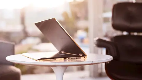 Ordenador tecnolog&iacute;a oficina casa hombre HP PC monitor port&aacute;til