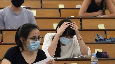 Estudiantes en la EBAU.