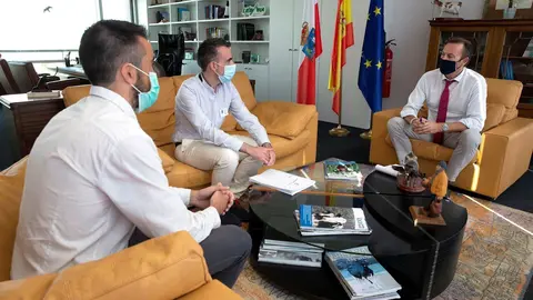 El consejero de Desarrollo Rural, Ganader&iacute;a, Pesca, Alimentaci&oacute;n y Medio Ambiente, Guillermo Blanco, recibe al alcalde de Ampuero, V&iacute;ctor Guti&eacute;rrez.