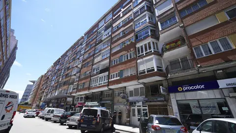 EuropaPress_3211234_varios_agentes_policia_nacional_controlan_edificio_puesto_cuarentena_trece