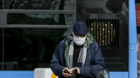 Un hombre lleva mascarilla para protegerse del coronavirus en una calle de Madrid