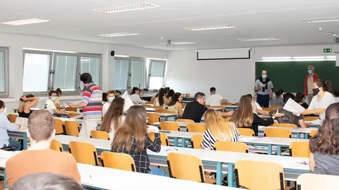 Estudiantes realizando la EBAU en la UC