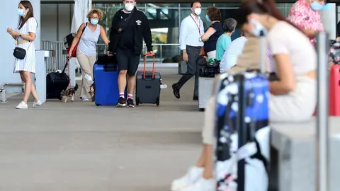 Llegada de turistas y residentes al aeropuerto Pablo Ruiz Picasso.