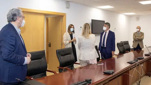 La consejera de Presidencia, Interior, Justicia y Acci&oacute;n Exterior, Paula Fern&aacute;ndez, se re&uacute;ne con el presidente de la Uni&oacute;n Profesional de Cantabria y decano del Colegio de Abogados, Andr&eacute;s de Diego.